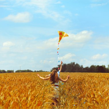 genç bir çift sarı bir kutu uçurtma ile çalışan aşık