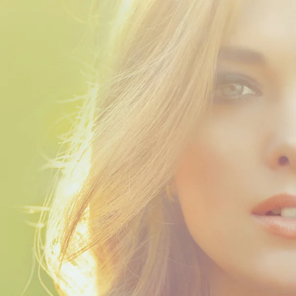 Portrait of a young beautiful girl in sunlight outdoor — Stock Photo, Image