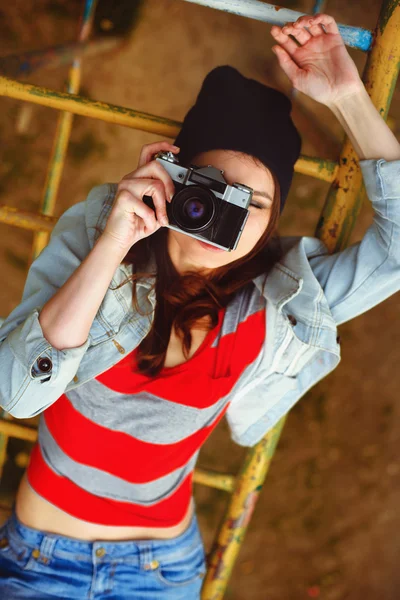 Retrato de una hermosa chica en una gorra y una chaqueta de mezclilla acostado o —  Fotos de Stock