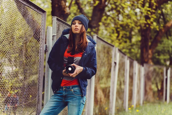 Portret pięknej dziewczyny, w parku, trzymając aparat fotograficzny — Zdjęcie stockowe