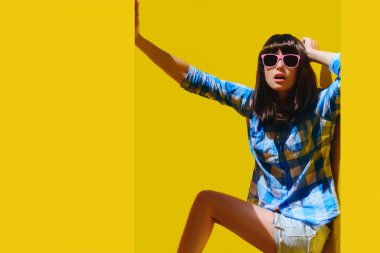 güzel parlak mavi gömlek girl gözlüklerle portresi bir