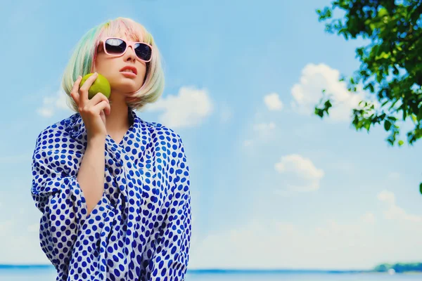 Retrato de hermosa chica sexy en una camisa azul y gafas de color rosa — Foto de Stock