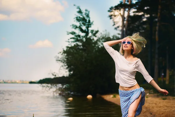 Portret pięknej kobiety działa na plaży z włos latający — Zdjęcie stockowe