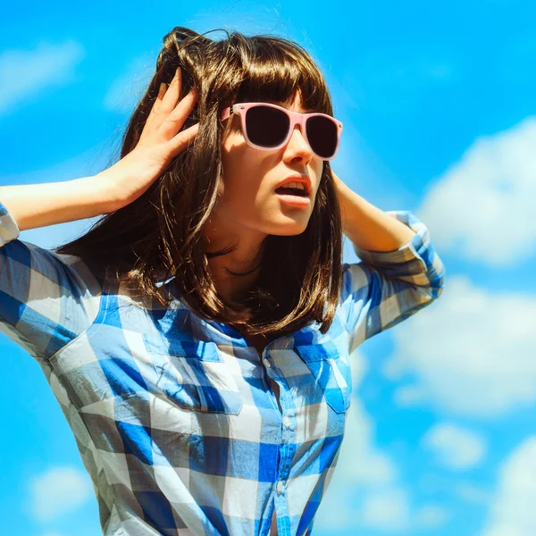 Primer plano al aire libre retrato de verano de mujer morena bastante joven i — Foto de Stock