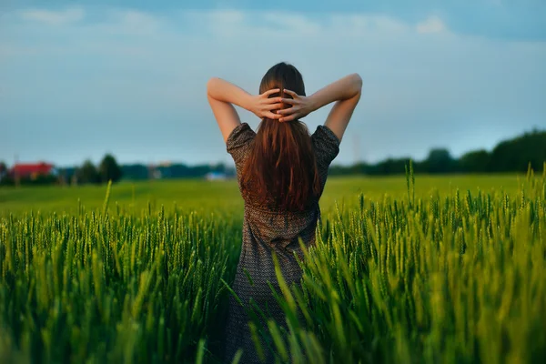 Junge freie Frau auf der Sommerwiese — Stockfoto