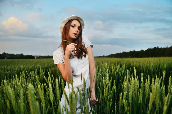 Young beautiful woman in white in field in summer — Stock Photo, Image