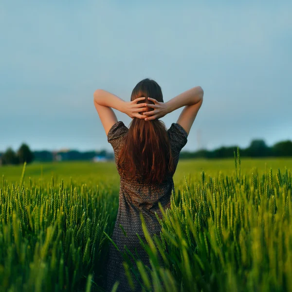 Junge freie Frau auf der Sommerwiese — Stockfoto