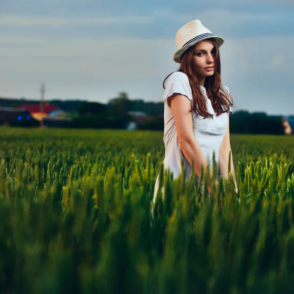 Jovem mulher bonita em branco no campo ao ar livre — Fotografia de Stock