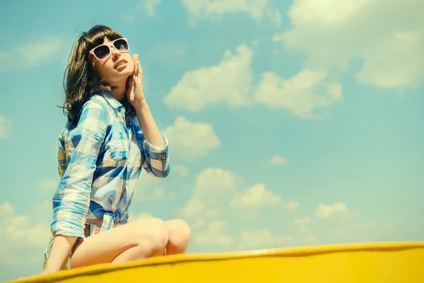 Outdoor closeup summer portrait of pretty young brunette woman in glasses — Stock Photo, Image