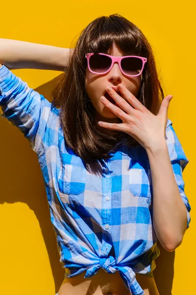 Retrato de una hermosa chica sorprendida en camisa azul y gafas — Foto de Stock