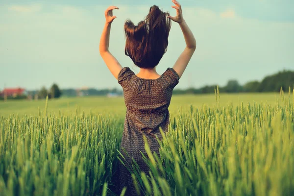 Mutlu bir kadın yeşil alanı atlama — Stok fotoğraf
