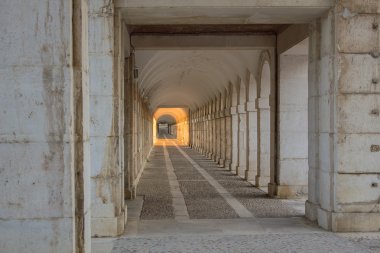 Işıklar Manastırı koridorda oyun