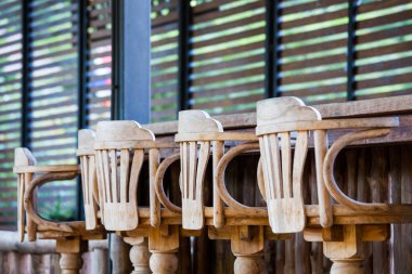 Eski ahşap sandalye önünde bar