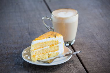 Eski ahşap masa üzerinde kahve ile kek