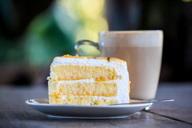 Eski ahşap masa üzerinde kahve ile kek