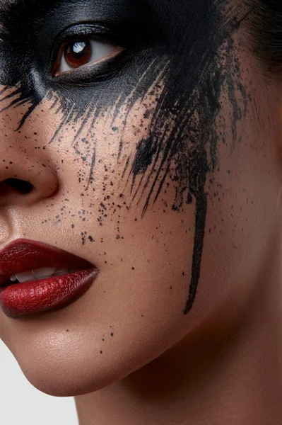 Closeup Retrato de modelo com pintura preta em seu rosto — Fotografia de Stock