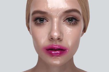 Cilt üzerinde ıslak makyaj ile model