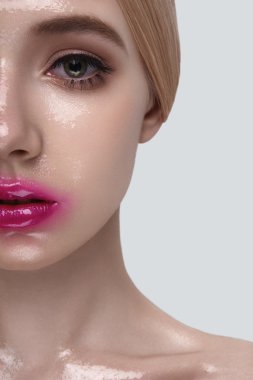 Yarım yüz güzellik sarışın ıslak deri ile Model