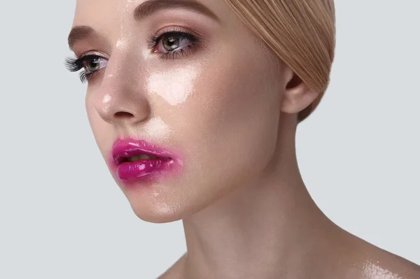 Krása Model s mokré make-up na kůži — Stock fotografie