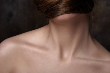 Mükemmel cilt olan kadın güzel omuzlar