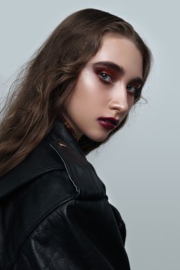 Güzellik kadın modeli ile siyah deri ceket