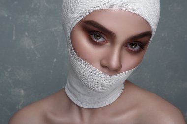 Yüzündeki bandaj ile güzellik kadın modeli
