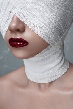 Kırmızı dudaklar ve kafa bandaj ile kadın modeli