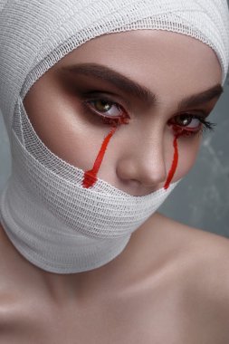 Gözlerinden kan damlaları ile korku Bayan hasta