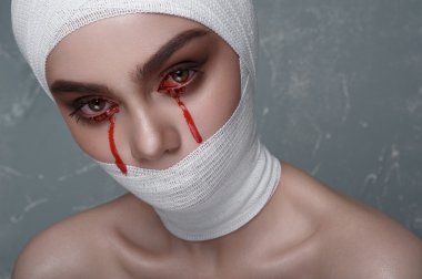Gözleri kan ile korkunç kız