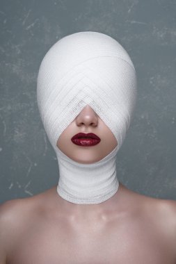 Başında beyaz bandaj ile güzellik kız