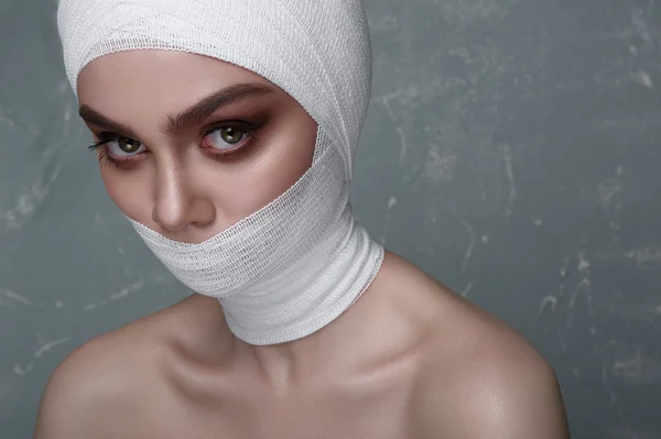 Schoonheid vrouw met medische elastische Bandage — Stockfoto