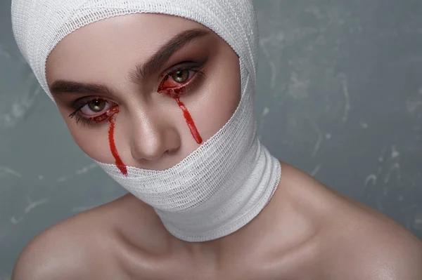 Τρομακτικό κοπέλα με το αίμα από τα μάτια της — Φωτογραφία Αρχείου