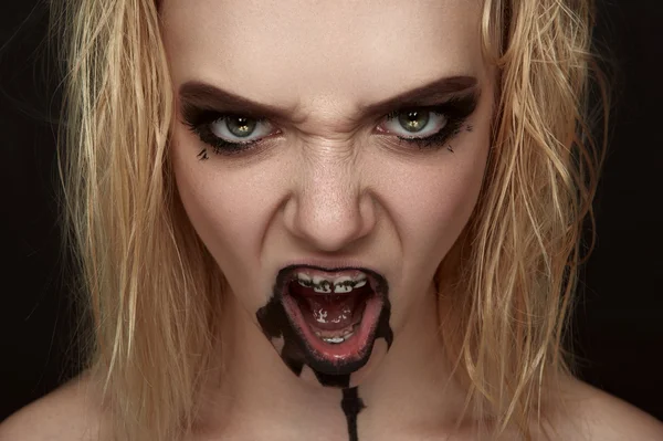 Scary gritando chica con pintura gotas en la boca — Foto de Stock