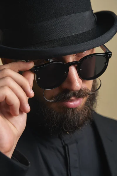 Портрет бородатого человека в шляпе Боулера — стоковое фото