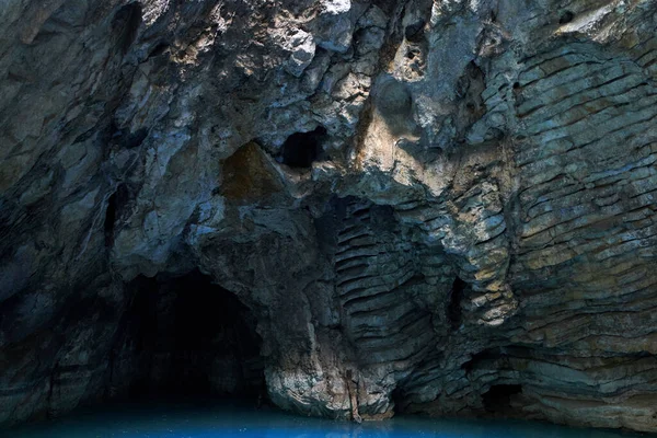 一个古老的洞穴内部。一堵石墙一湖 — 图库照片#