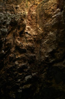 Karanlık bir kaya mağarasının içinde