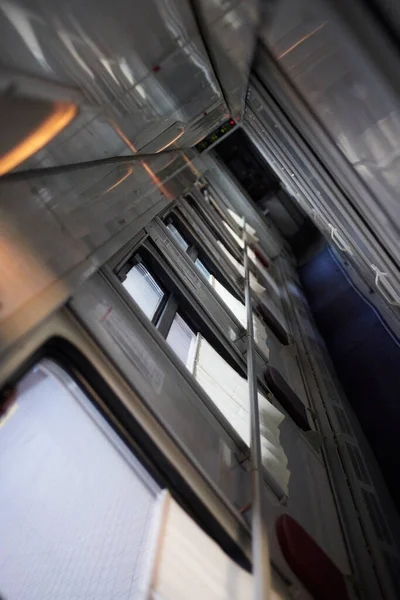 In einem komfortablen Eisenbahnwaggon — Stockfoto