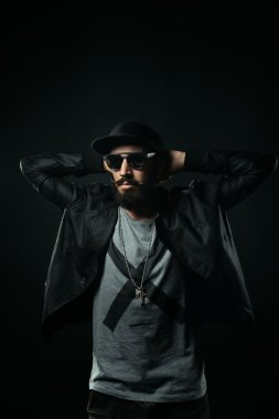 duvardan şapka içinde sakallı adam ellerini onun hea sıktı.