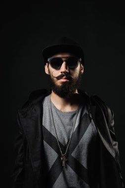 sakallı adam ile göğüs ile donatılmış bir şapkayla