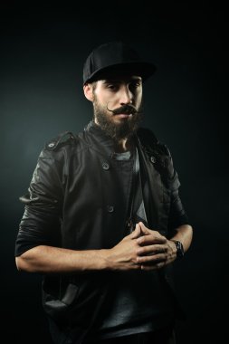 ceket sakallı adam kollarını bir kilit katlanmış.