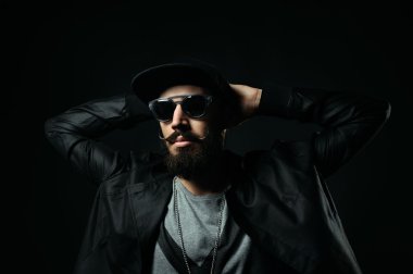 bir güneş gözlüğü sakallı adam ellerini onun hea sıktı.