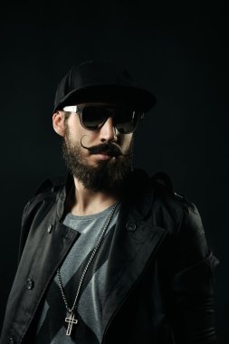 sakallı adam gözlüklü uzağa arıyorsunuz