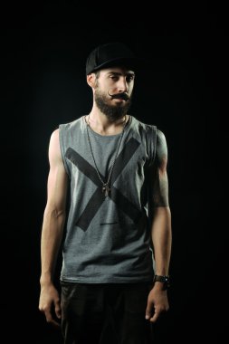 dövmeli sakallı adam dik duruyor