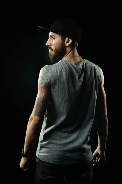 The bearded man with tattoos is standing back — Stock Photo, Image