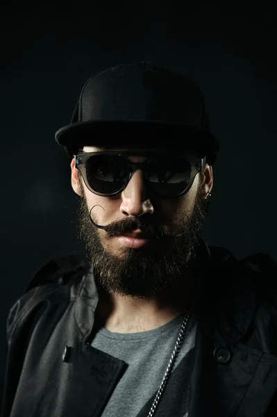 The close-up portrait of bearded man in a fitted hat — Stock Photo, Image