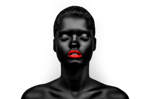 Μαύρο δέρμα γυναικείο πρότυπο με μια κόκκινα χείλη — Φωτογραφία Αρχείου
