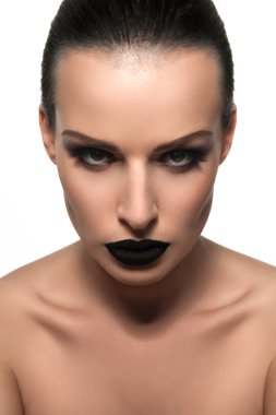 Güzellik esmer model onun dudaklarında siyah havyar ile