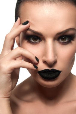 Güzellik kadın modeli onun dudaklarında siyah havyar ile
