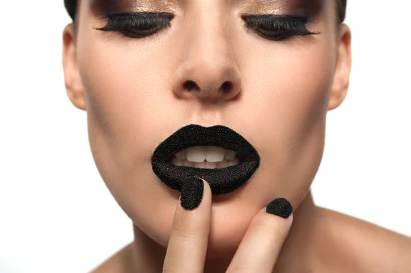 Modelo de moda de beleza com caviar preto em seus lábios e unhas — Fotografia de Stock