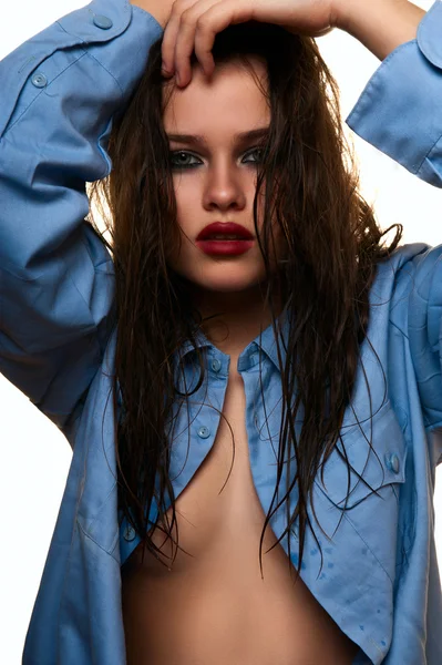 Beleza modelo de moda feminina com cabelo molhado e camisa azul — Fotografia de Stock